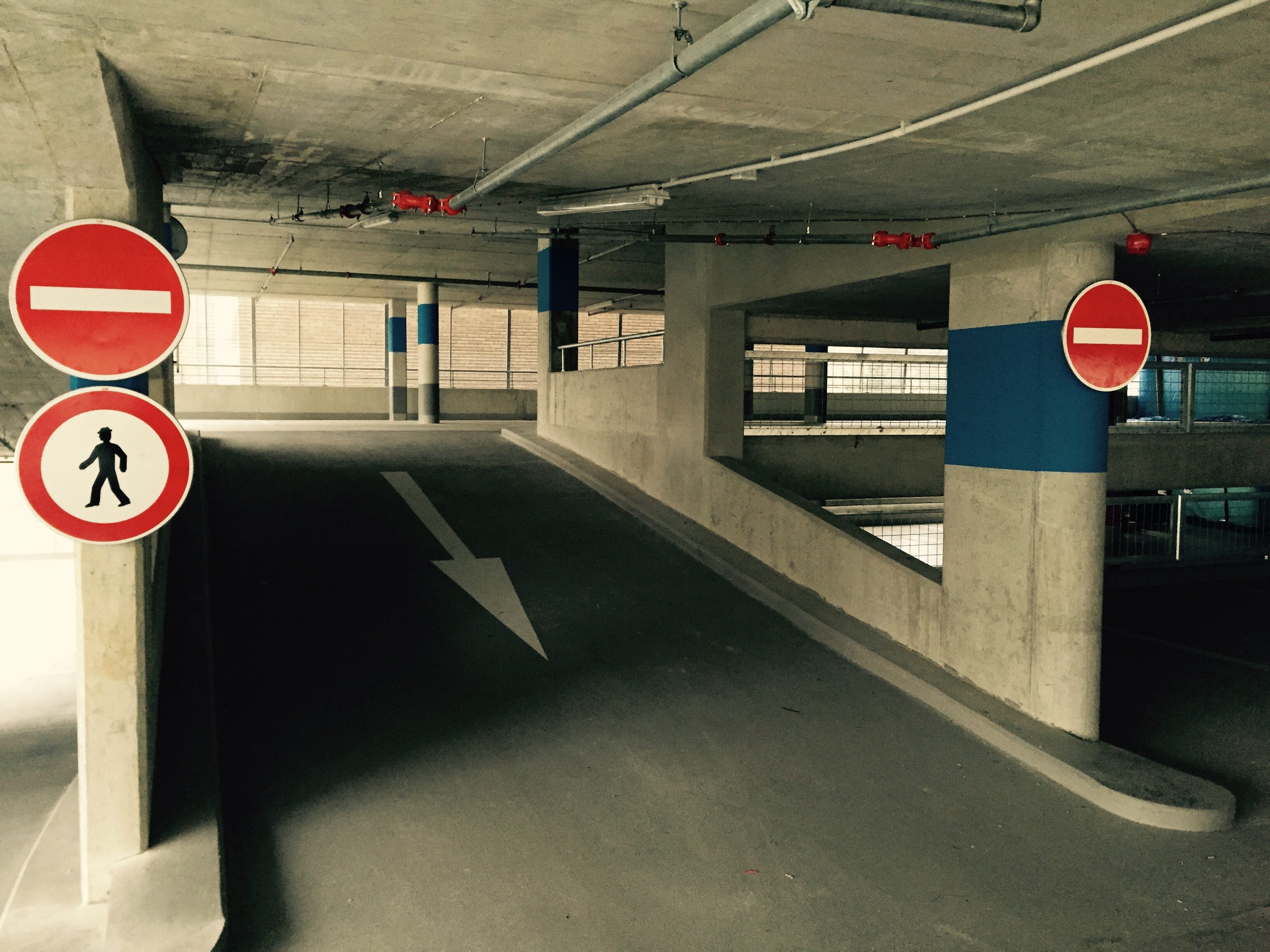 Interiér parkovacího domu CB Parkhaus – podzemní podlaží s rampou